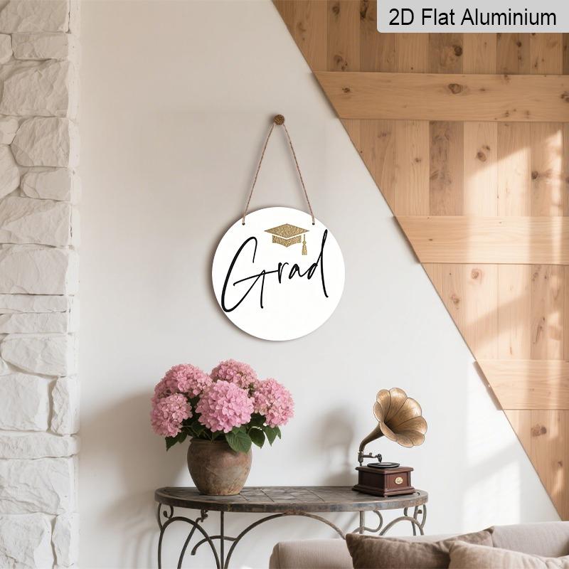2D flaches Aluminium-Wandbehang zum Thema Abschlussfeier, in verschiedenen Größen erhältlich. Ein minimalistischer, luxuriöser Anhänger in Schwarz, Weiß und mit goldenen Akzenten