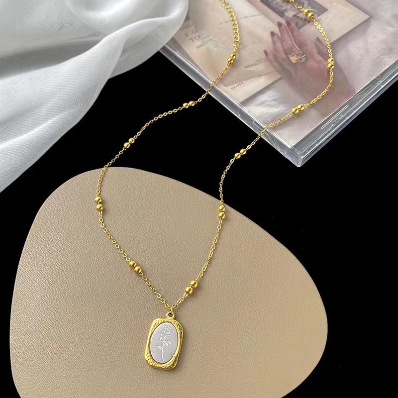 Rose Flower Pendant Titanium Steel Necklace - Fashionable, Colorfast French Mirror Clavicle Chain with Niche Design.