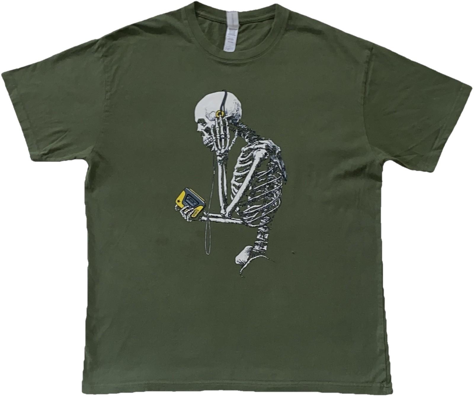 Stuck in the 80s Graphic T Shirt Skull Skeleton Listening Yellow Walkman LARGE S разноцветный