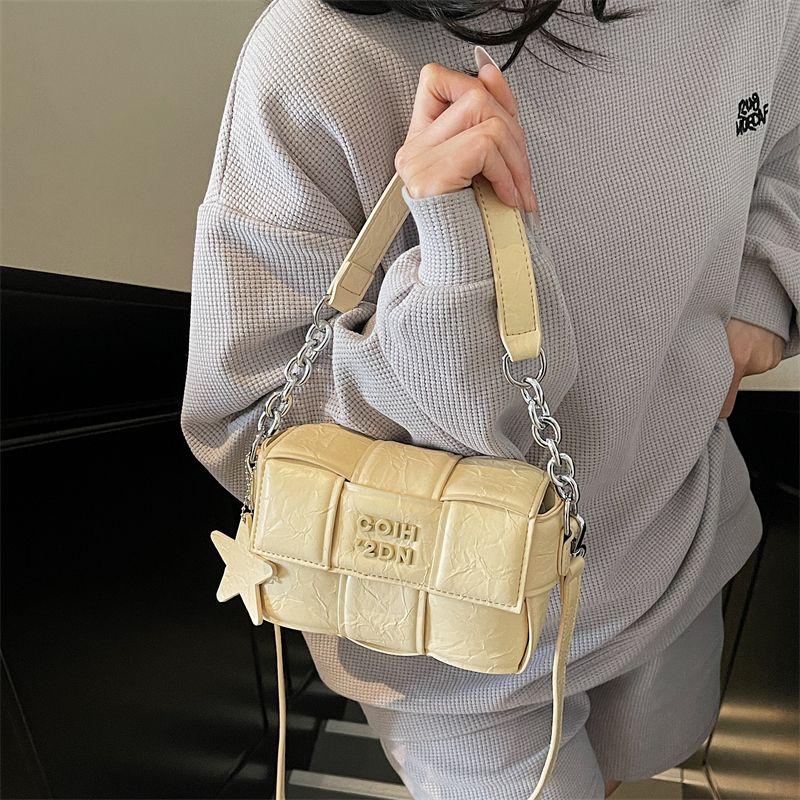 

Summer Yellow Super Popular Satchel Woven Bag Women s 2025 New Arrival Accessible Luxury Special-Interest Design Fancy Messenger Bag Yellow + pendant