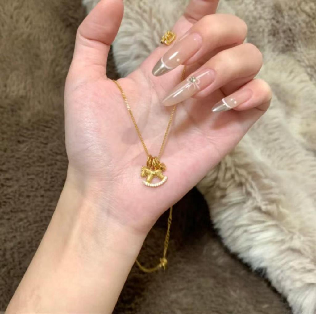 Goldenes Schaukelpferd-Halskette im chinesischen Stil: Luxuriöse Schlüsselbein-Kette mit Diamantenbesatz und einzigartigem Design.