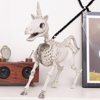 Halloweenská kostra zvířete figurka velká plastová kostra kostní socha pro trávník dvůr hřbitov domácí stolní dekorace