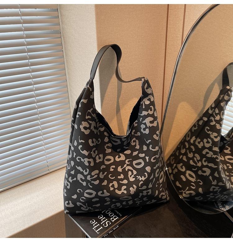 

Canvas bag women s large-capacity new summer shoulder bag cow pattern mother bag college student tote bag чорний