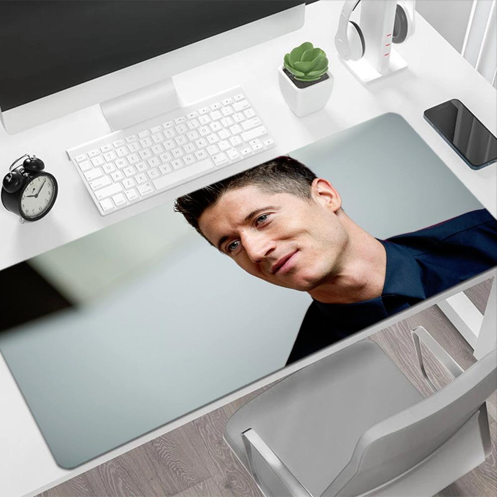 Robert Lewandowski Feiert Tor Gaming Mauspads Schreibtischunterlage Desktop Mauspads Rutschfester Gummiboden Perfekt für Büro Laptop Gaming Setup