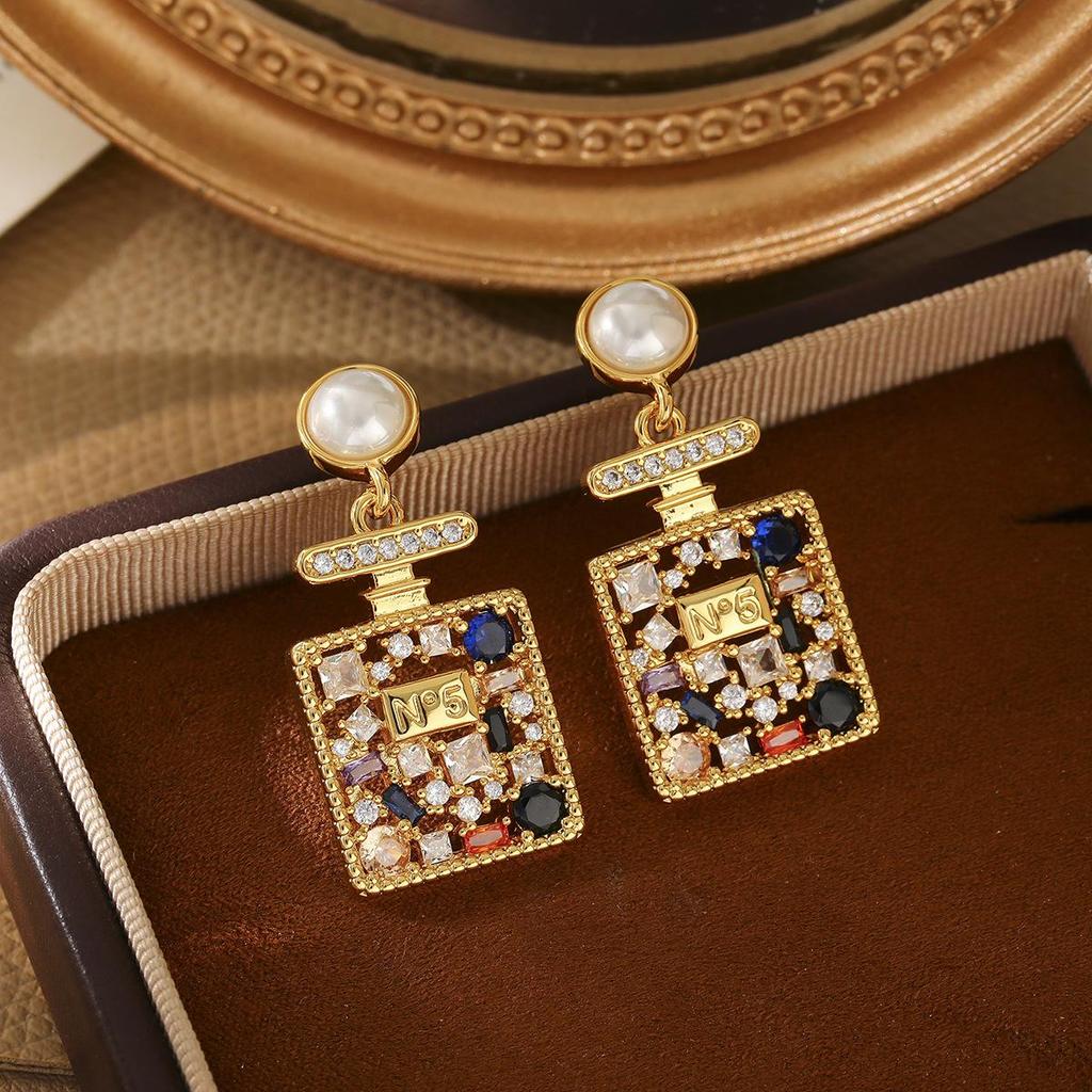 Gold-Plated Zirconia Perfume Bottle Necklace with Vintage Earrings – Elegant and Luxurious Accessories