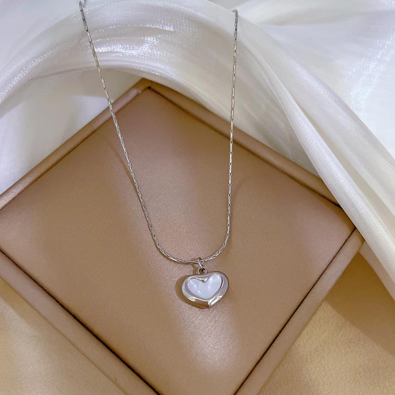 

Ожерелье из титановой стали с сердцем и перламутром — минималистская золотая цепочка на ключицу