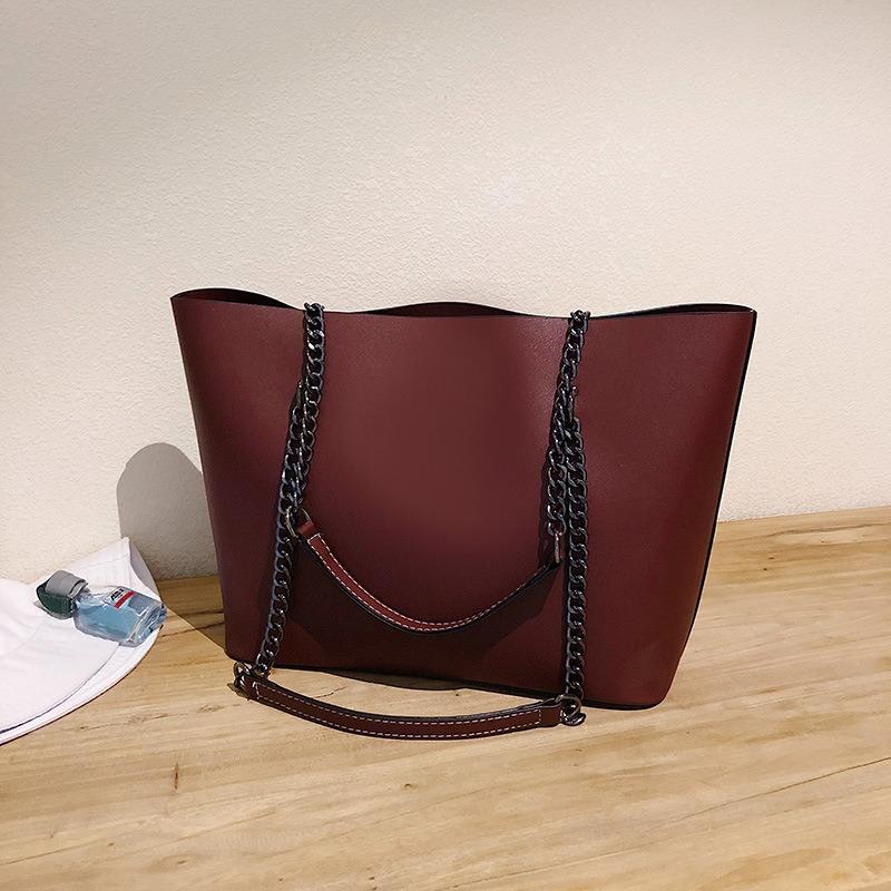 New large-capacity retro tote bag, high-end simple chain, portable shoulder bag.