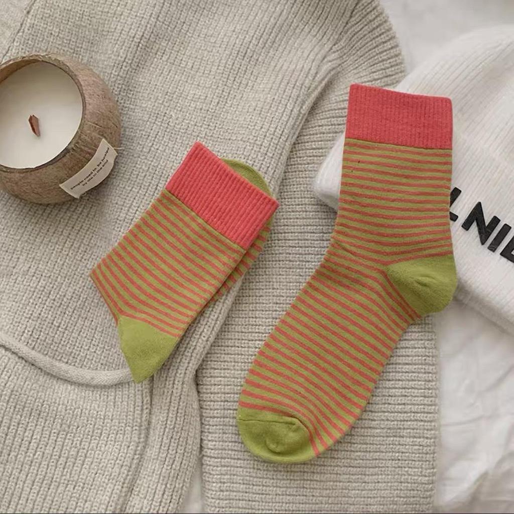 Chaussettes pour femmes: Automne/Hiver 2024 Chaussettes Coréennes Rayées Mi-Tubes en Coton, Respirantes, Absorbant la Sueur