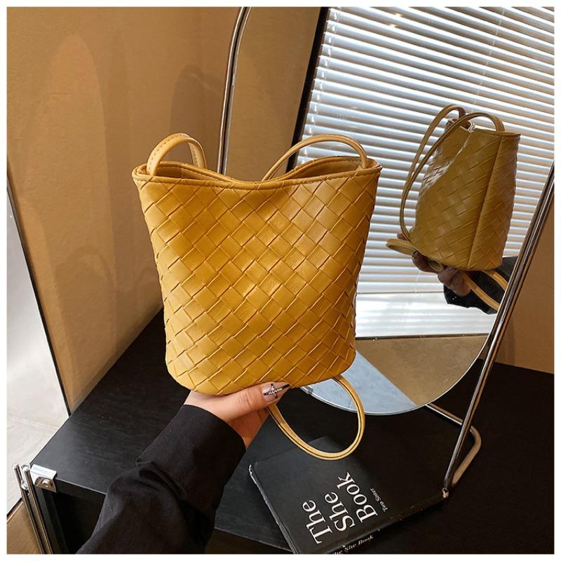 

Hand woven bag, retro commuter niche bucket bag, high-end shoulder handbag, casual and simple імбирний