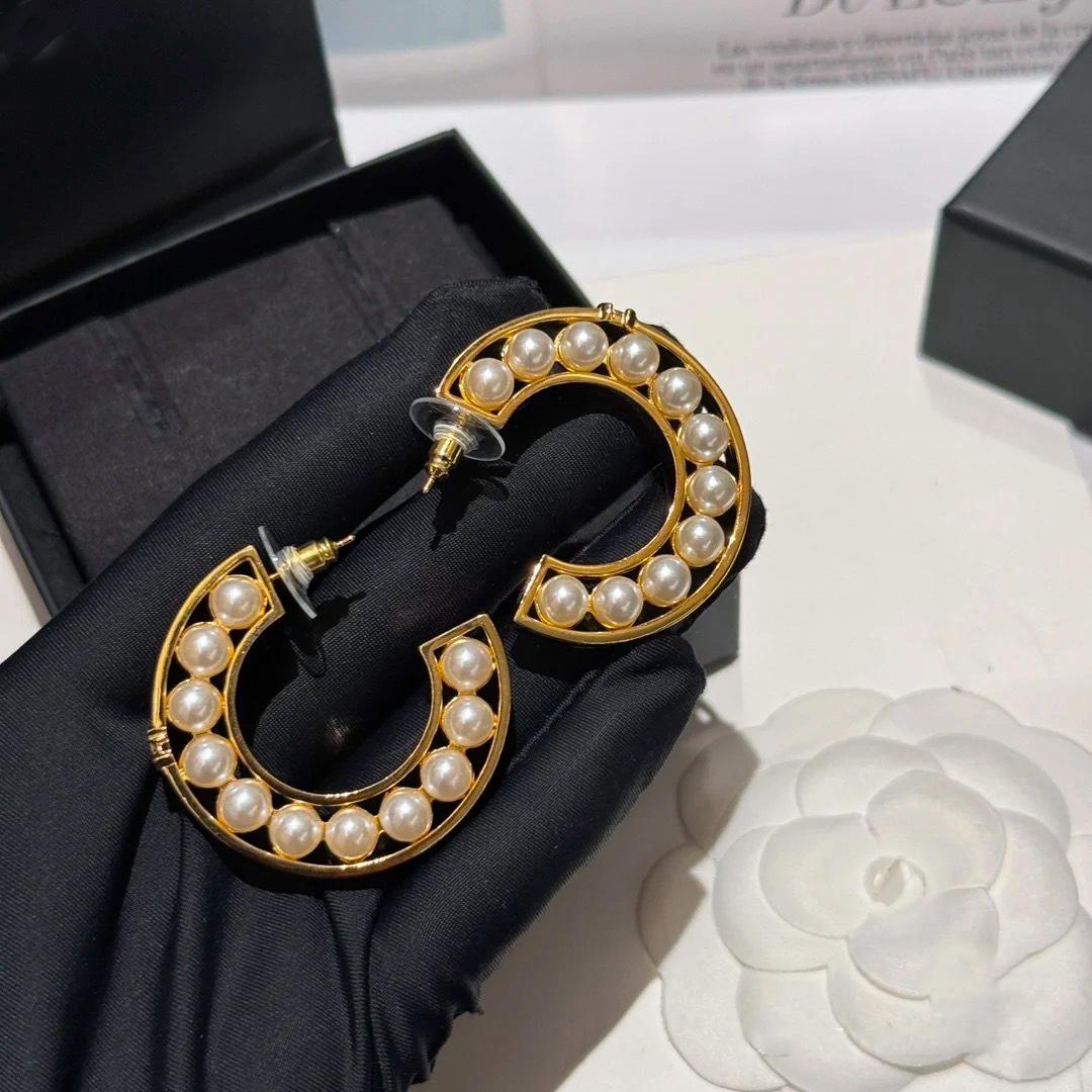 

Серьги-пусеты в форме буквы С с полыми жемчужинами, французский изысканный дизайн, индивидуальные серьги-пусеты, модные серьги с темпераментом высокого класса, женские