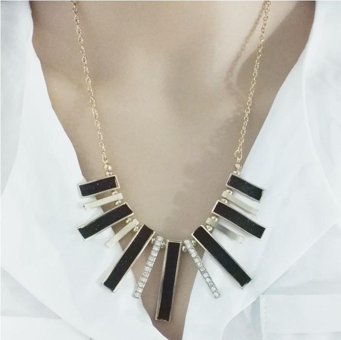Women's Short Gothic Crystal Clavicle Necklace - Korean, European, and American Fashion