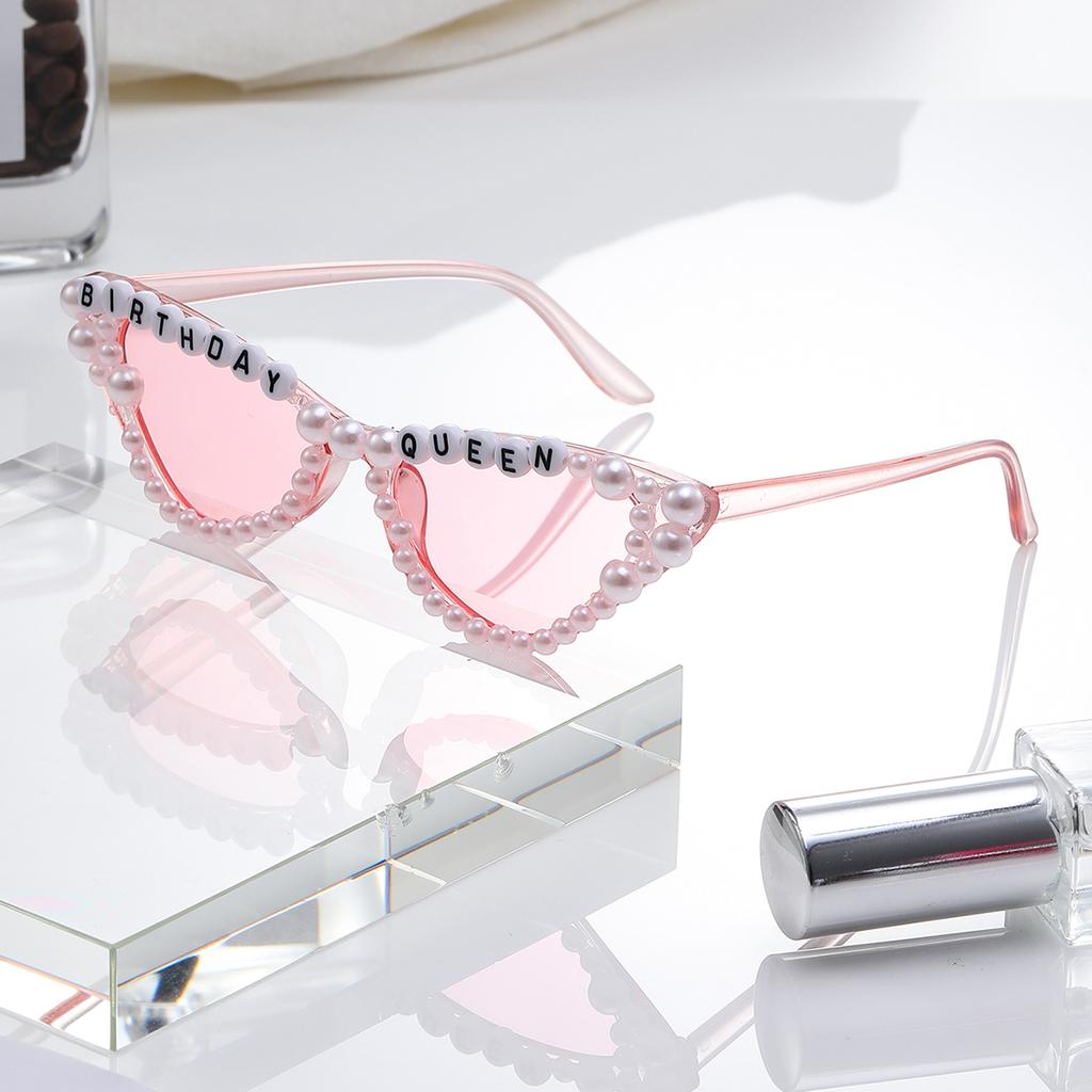 The New Large-framed Pearl-inset Letter Sunglasses Exude A Unique Festive Atmosphere and Are Trendy for Taking Photos