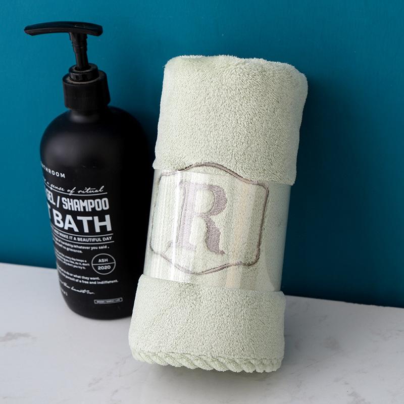 Fortykket korallfløyelshåndkle absorberer vann og er mykt for vask av ansiktet. Husholdningsklut Brodert klut Ansiktsklut