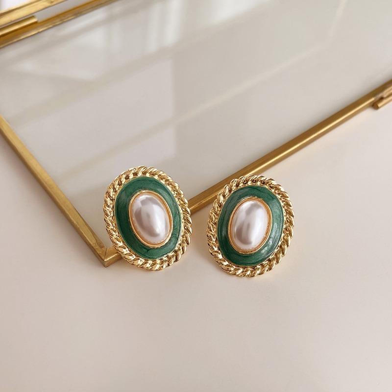 Retro fashion oil-dripping earrings niche temperament medieval style earrings personality high-end pearl earrings