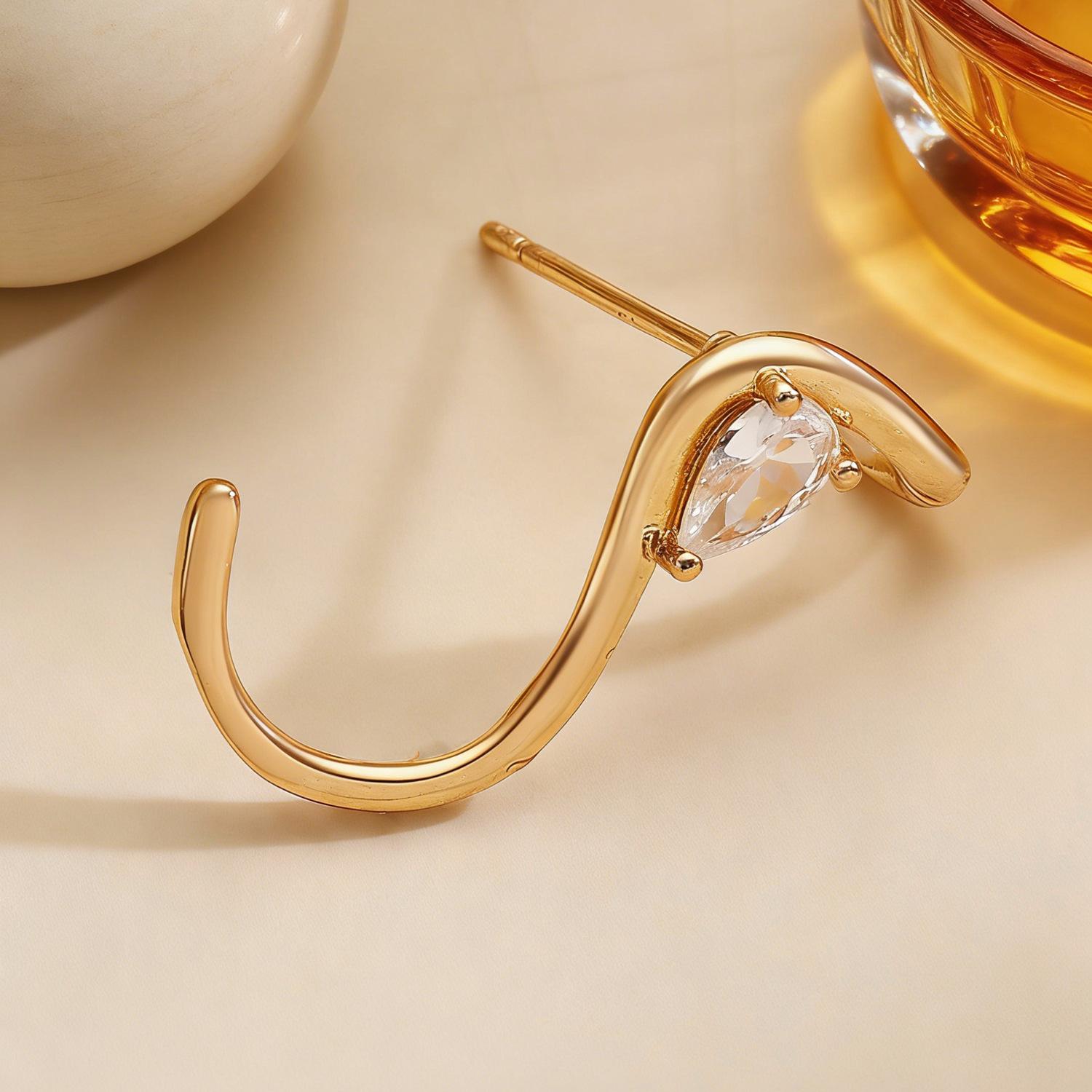 Luxury Elegant Copper Inlaid Zircon S-shaped Stud Earrings Unique Single Ear Minimalist Women Jewelry 1