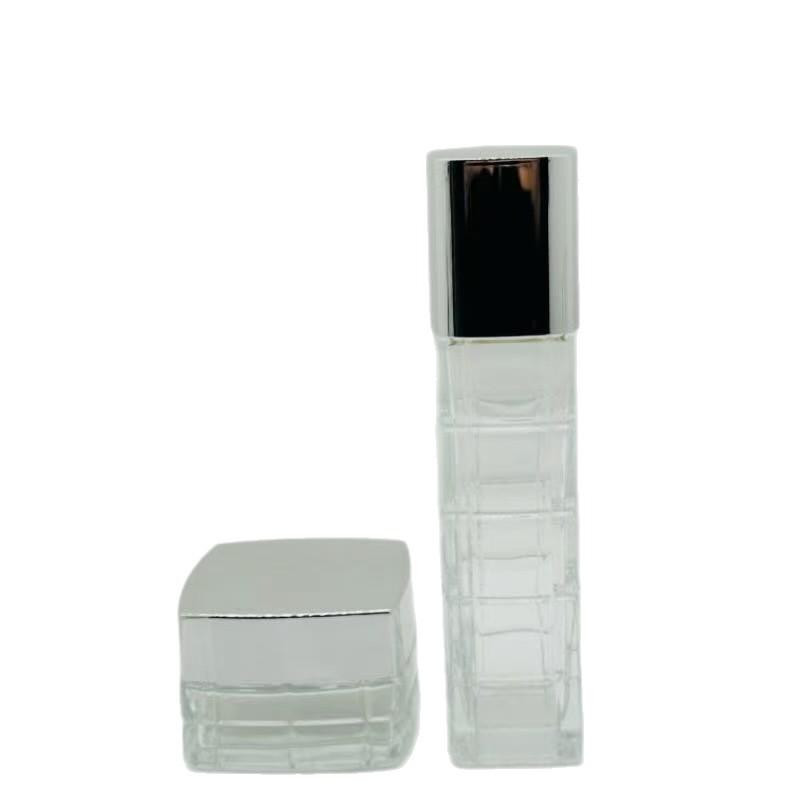 Kare Cam Cilt Bakım Seti: 100ML ve 120ML Tonik/Losyon Şişeleri, 40ML Serum Şişesi, 50g ve 30g Krem Kavanozları.