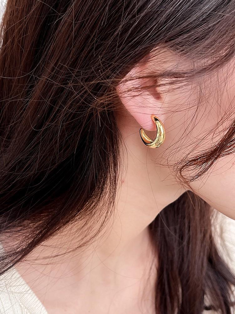 

Иньжуйтай Серьги-пусеты из стерлингового серебра 925 пробы изогнутой формы для женщин: Нишевый корейский дизайн, Высококлассная элегантность, Простой и популярный стиль. 925 Sterling Silver