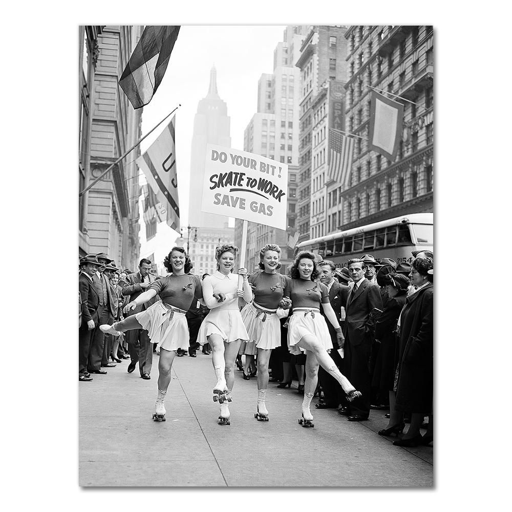 

Винтажные фотографии 1940-х годов На работу на скейте Экономь бензин Черно-белая живопись на холсте Настенное искусство Ретро постер Домашний декор 30x40cm No Framed