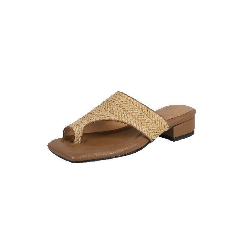 French Retro Sandals Women's 2025 New Summer Woven Thick Heel Versatile Beach Outerwear Toe Slippers