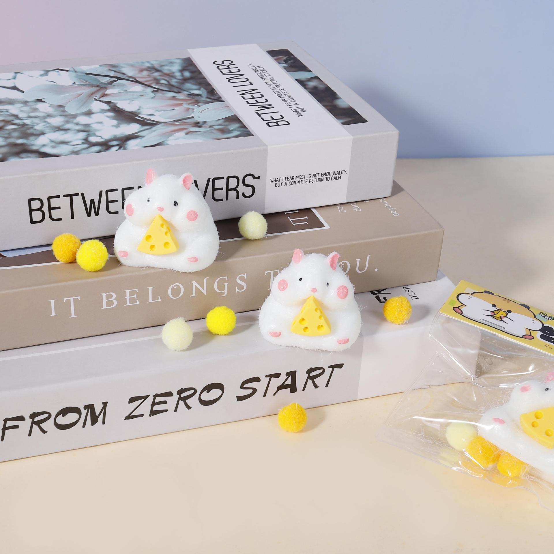 

Очаровательная игрушка-антистресс в виде хомяка