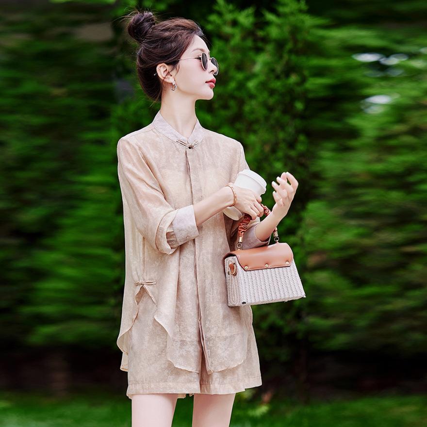 Popular fashion suit women's  new small long-sleeved sunscreen shirt and shorts two-piece set