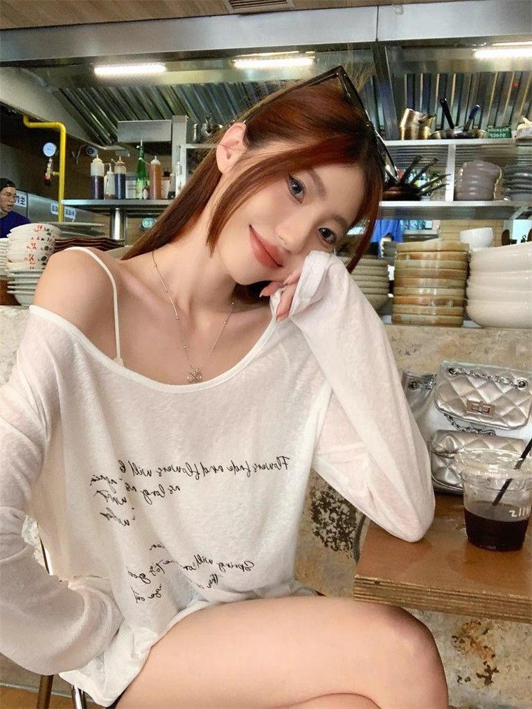 Damen Off-Shoulder Langarm T-Shirt mit Buchstabenaufdruck - Schlankmachend, Vielseitig, Sonnenschutz-Top