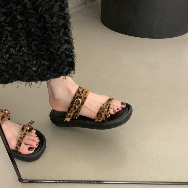 French thick-soled open-toe with small sandals to wear outside 2025 summer new casual beach beautiful sandals slippers