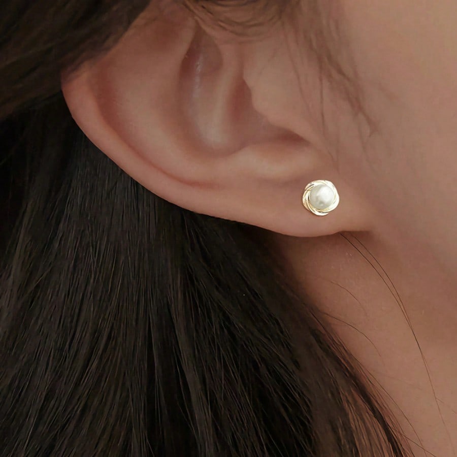 Freshwater Pearl Stud Earrings Women's Simple Fashion Commuter Niche Design Ear Bone Earrings