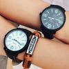 Moderne Herren Damen Leuchtet im Dunkeln Kunstlederarmband Quarz Sport Armbanduhr