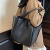 Large Capacity Bag Women's 2025 New Retro Fashion Shoulder Bag Casual Versatile Tote Bag Commuter Armpit Bag