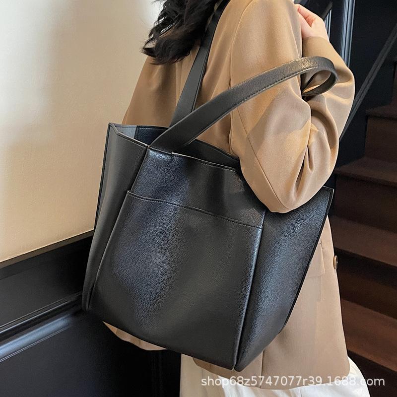 Large Capacity Bag Women's 2025 New Retro Fashion Shoulder Bag Casual Versatile Tote Bag Commuter Armpit Bag