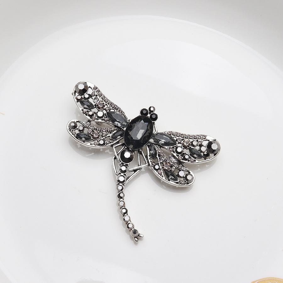 

Брошка Бабка з чорними, синіми, зеленими кристалічними вставками та брошка-метелик з діамантовим акцентом для шовкових шарфів.