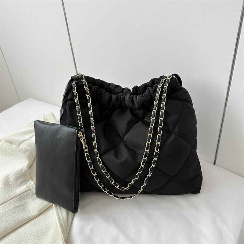 

2025 autumn and winter new fashion women s bags with simple personality Korean version women s shoulder bags popular chain underarm bags чёрный