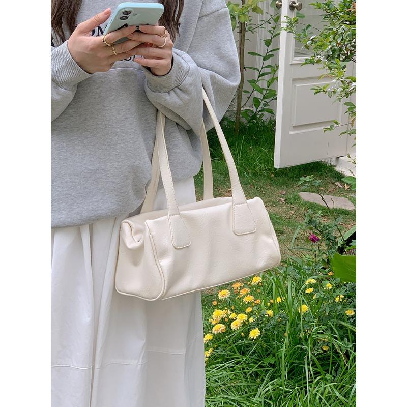 

Сумка-багет под мышкой — это универсальная и повседневная сумка для通勤 и плечевая сумка слоновая кость