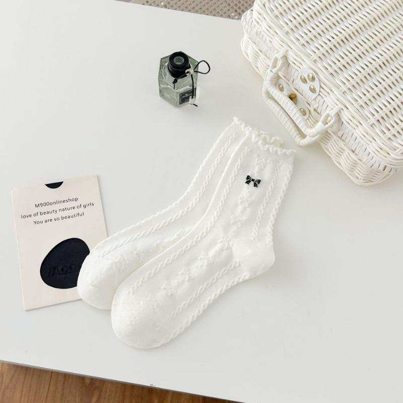 Chaussettes mi-mollet pour femmes, Chaussettes en dentelle pour femmes automne et hiver, Chaussettes en coton polyvalentes à nœud, Chaussettes hautes noires et blanches à bordure oreille