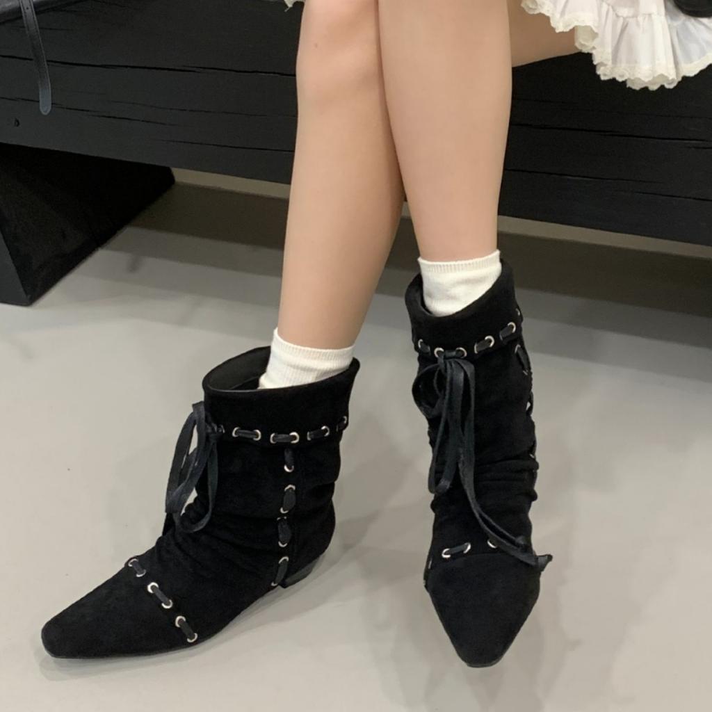 Gefaltete spitze Kurzstiefel Damen flache Sohle Riemen 2025 Herbst neu retro Nische Maillard Western-Cowboystiefel