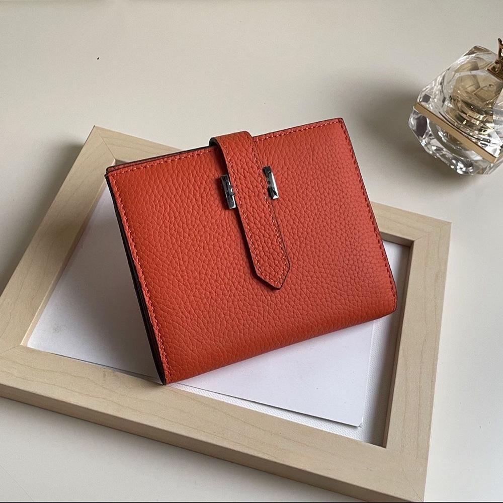 

2025 Роскошные женские кошельки из натуральной кожи Первый слой коровьей кожи Короткий кошелек H застежка Двухслойный кошелек Брендовый стиль Бумажник без логотипа оранжевый