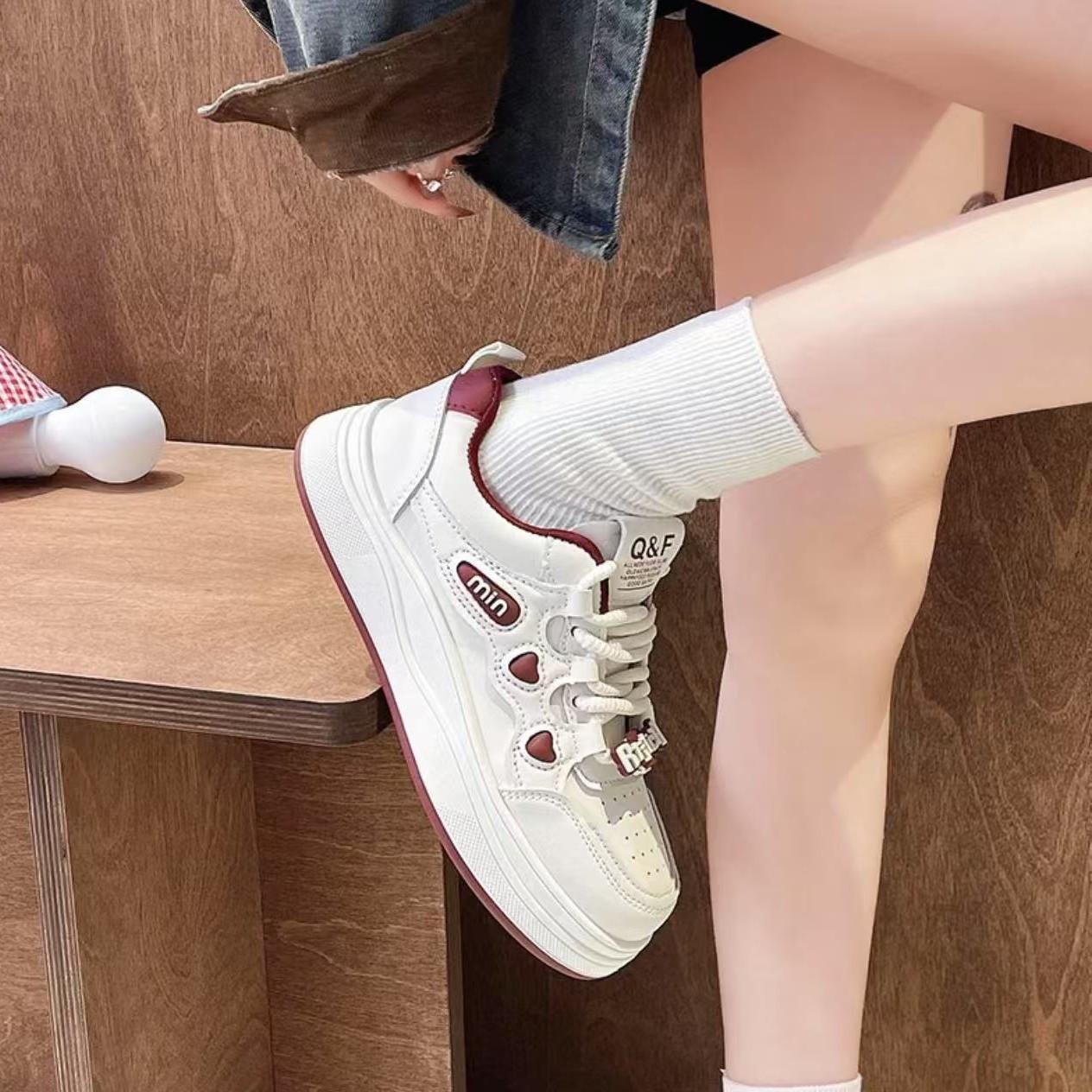 

Корейская версия маленьких белых туфель на толстой подошве, увеличивающая рост, легкая мягкая подошва, новая весна и осень 2025, маленькая универсальная повседневная спортивная обувь 40 бордовый