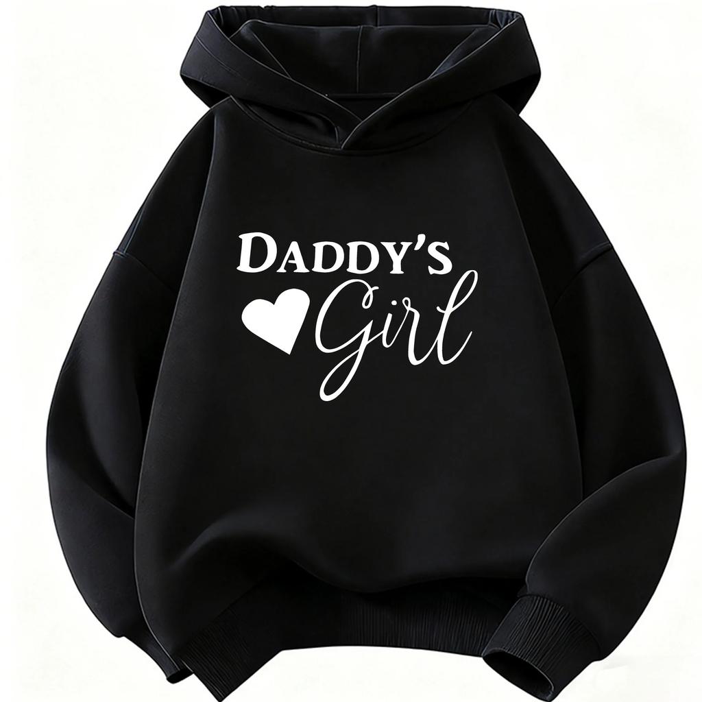 Tato nová, stylová a rozkošná mikina s kapucí pro děti obsahuje nápis „Daddy's Girl“ a vzor srdíček.