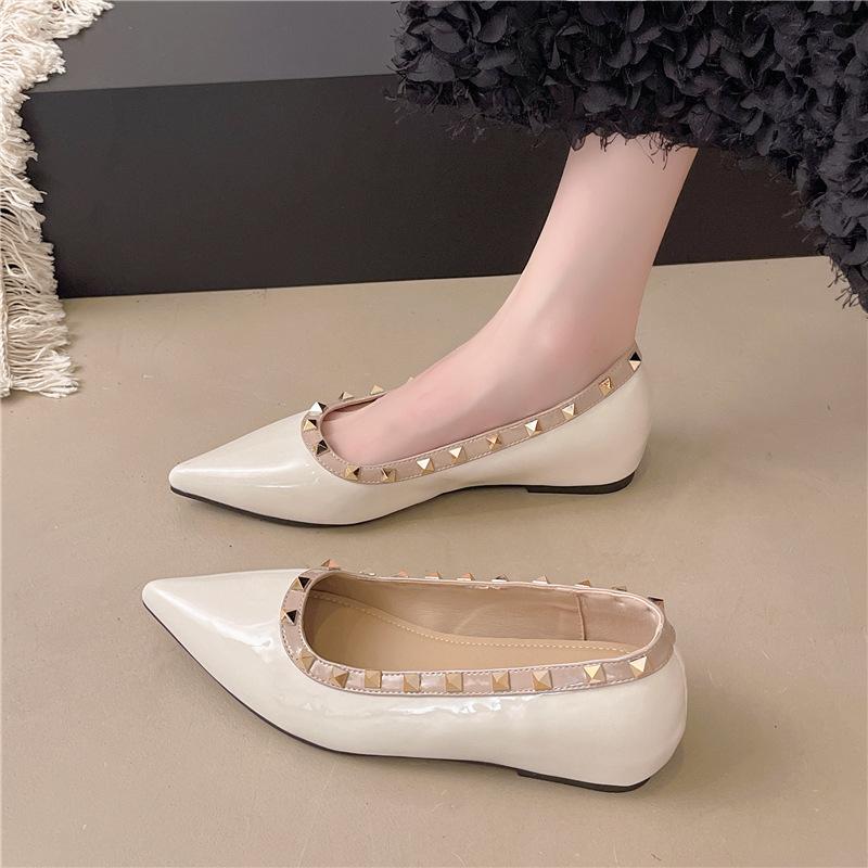 

2025 new French temperament pointed single shoes women shallow mouth spring and autumn women rivet patent leather evening breeze gentle soft sole 35 бежевый