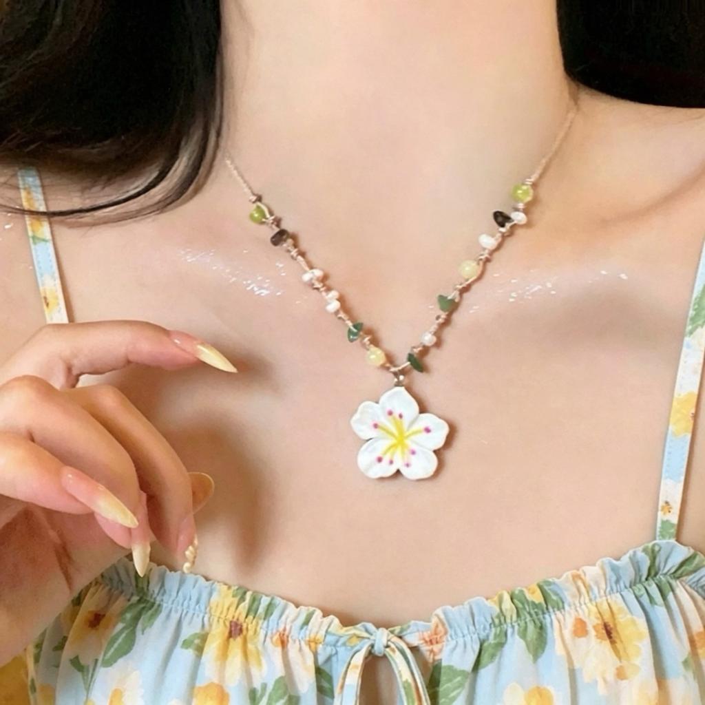 Women Niche‑Designed Sweet Collarbone Chain, Dopamine‑Color Flower Beaded Necklace, Suitable For Seaside Vacation Matching Accessories