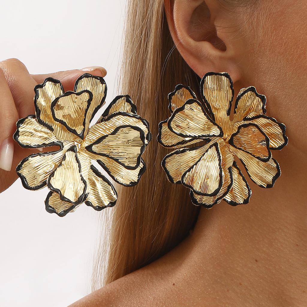 Vintage Metallic Pleated Black Edge Petal Earrings Elegant Three Dimensional Flower Exaggerated Women Ear Studs Jewelry