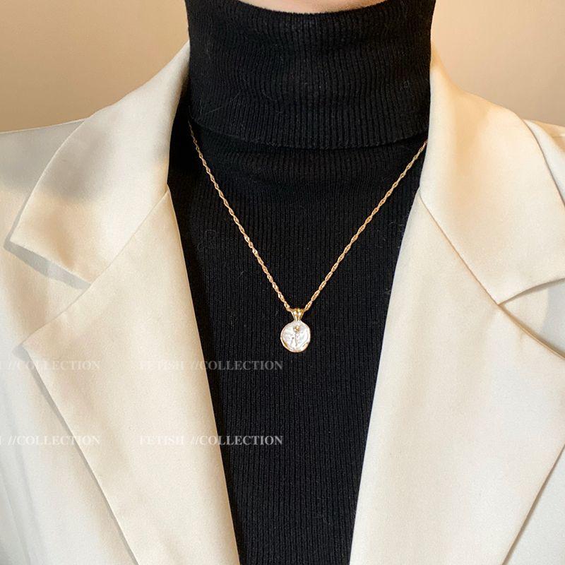 

French Style Retro Rose Pendant Pearl Necklace for Women Accessible Luxury Niche Design Classy Clavicle Chain Ornament Rose Necklace