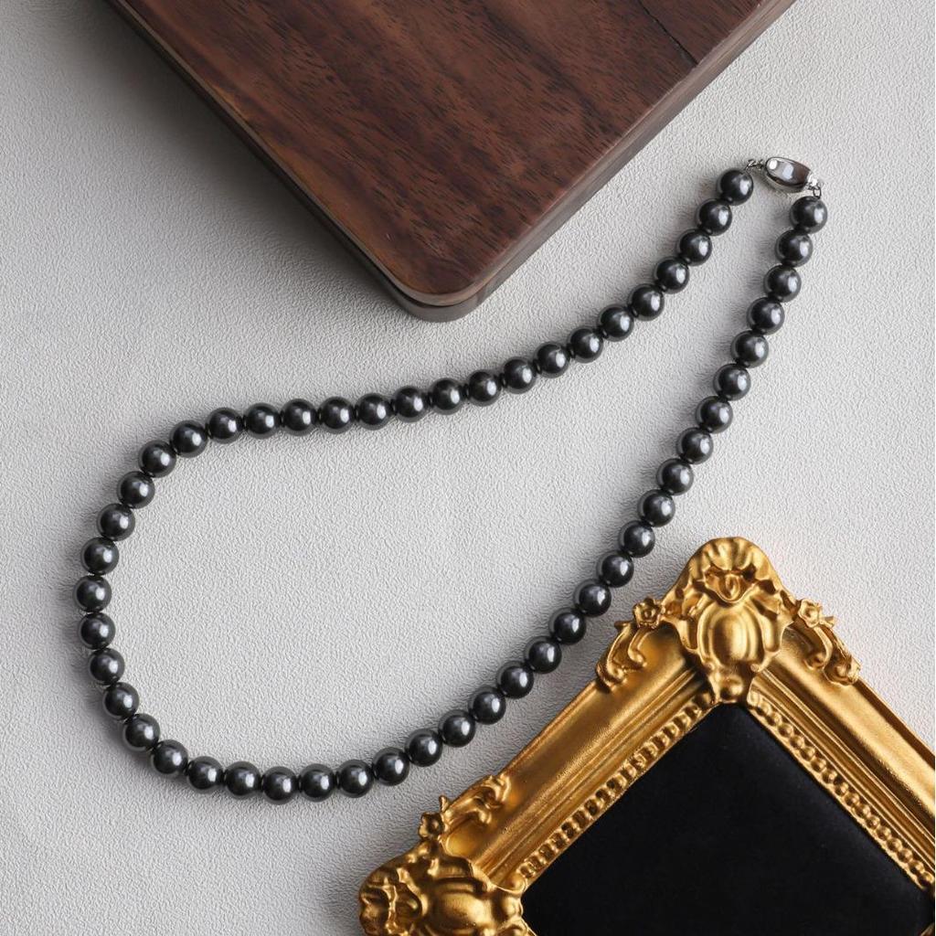 Elegancki naszyjnik obojczykowy z perłą tahitańską i zapięciem w kształcie sztabki ze srebra próby 925