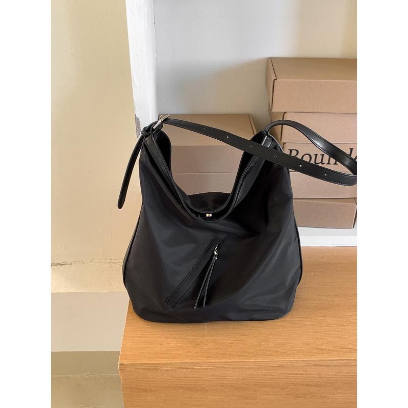 

Simple tote bag large capacity women s new commuter bag women s high-end leather splicing nylon shoulder bag women чорний