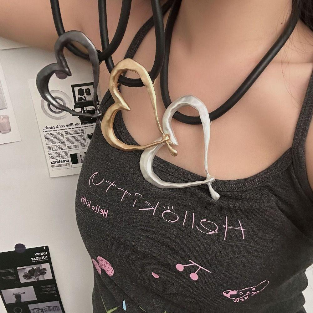 Metal Material Oversized Heart Choker Vintage Style Love Pendant Necklace  Gift