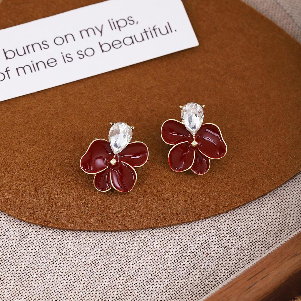 Silver Needle Red Heart Pearl Drip Stud Earrings: French Retro Vintage Ear Cuffs for Autumn and Winter.