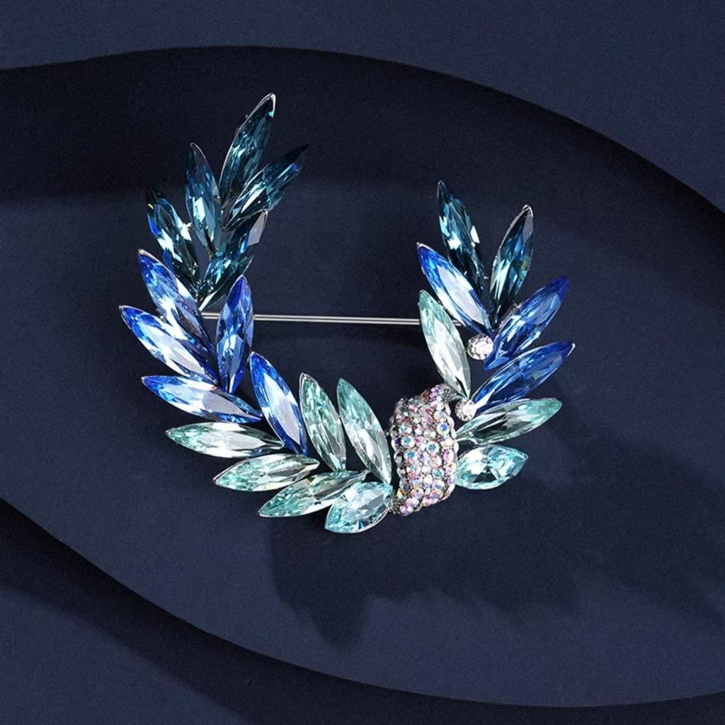 Light luxury versatile moon crystal brooch women's exquisite fashion pin accessories coat suit holiday gift corsage