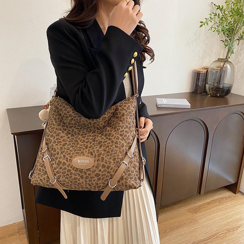 

Корейская ретро-сумка с леопардовым принтом для женщин 2024 года, новый рюкзак в студенческом стиле большой вместимости, сумка-мессенджер для поездок на работу и обратно 32*10*29 цветной печати леопарда