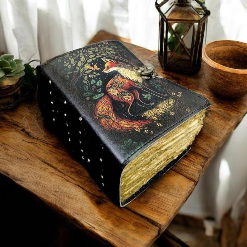 

Большой журнал на 400 страниц с лисой, винтажный кожаный журнал ручной работы, гримуар, толстый журнал, пустая книга теней для заклинаний, небесные подарки для него и для нее 7 x 5 in